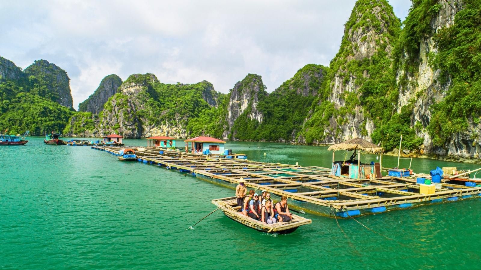 cua-van-floating-village-3.jpg
