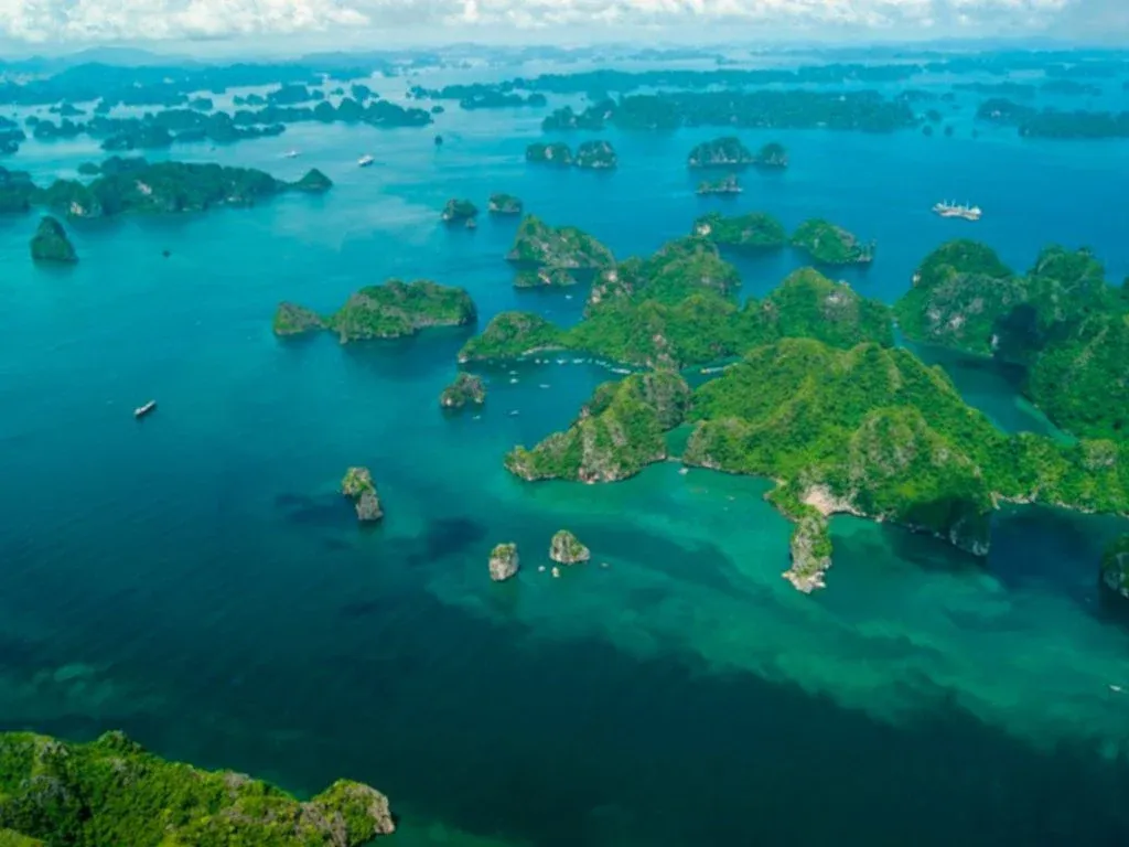 stunning-view-of-Halong-Bay-from-seaplane-1024x768.webp