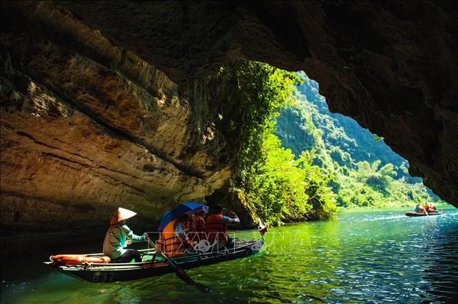 vna_potal_du_lich_viet_nam_chiem_nguong_mua_thu_tuyet_dep_o_trang_an_ninh_binh_141432888_stand.jpg